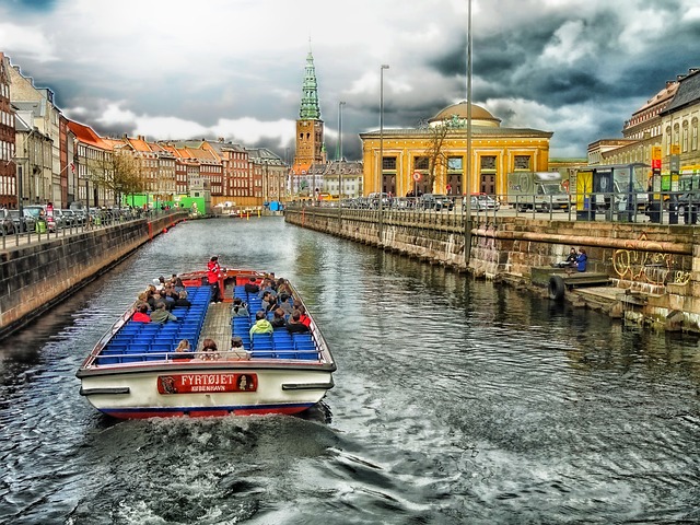 člun s turisty